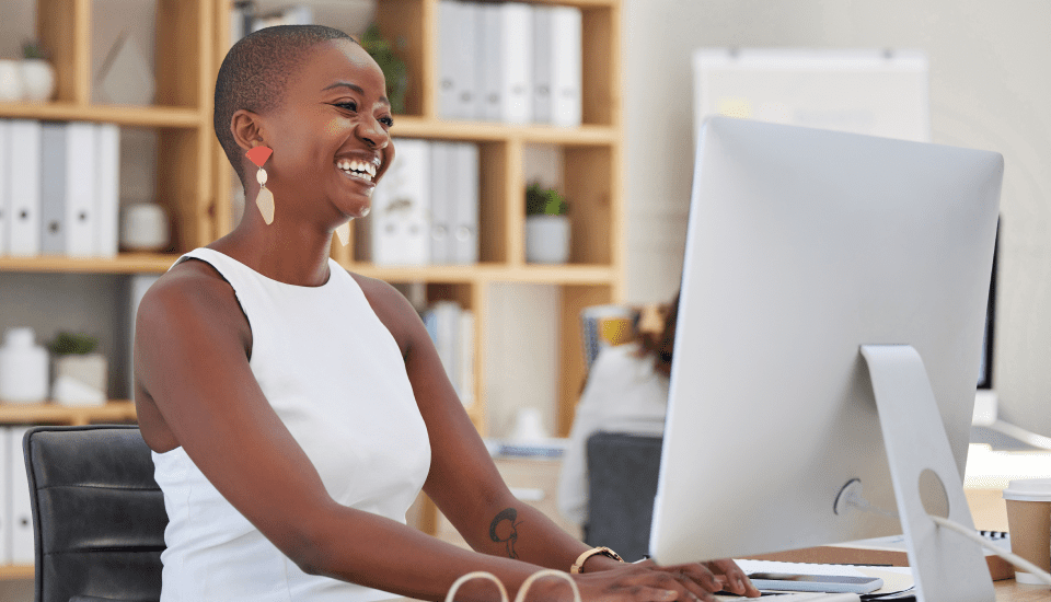 Professional-outsourced-bookkeeping-employee-smiling-at-her-desk