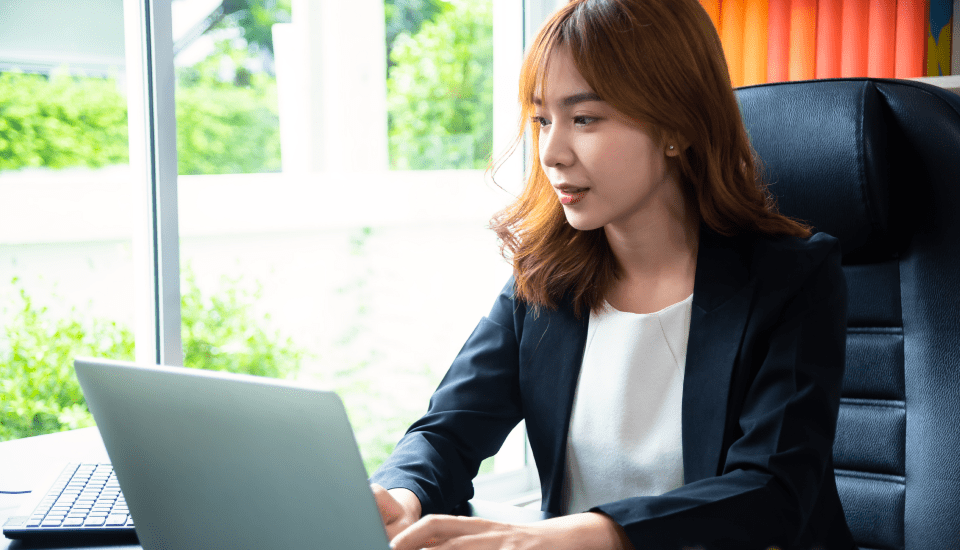 offshore-digital-marketing-employee-working-at-her-desk