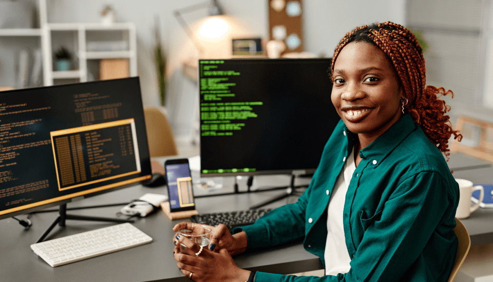 help-desk-outsourcing-employee-smiling-at-her-desk