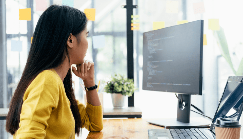 offshore-sales-engineer-concentrating-on-her-computer