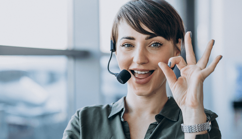 E-commerce customer service representative helping customer's problem