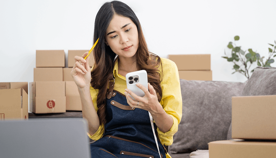 Girl learning about the benefits of ai chatbot for e-commerce