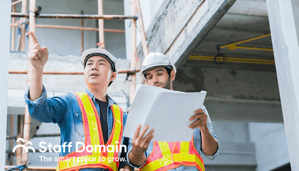 Two engineers talking about construction solutions