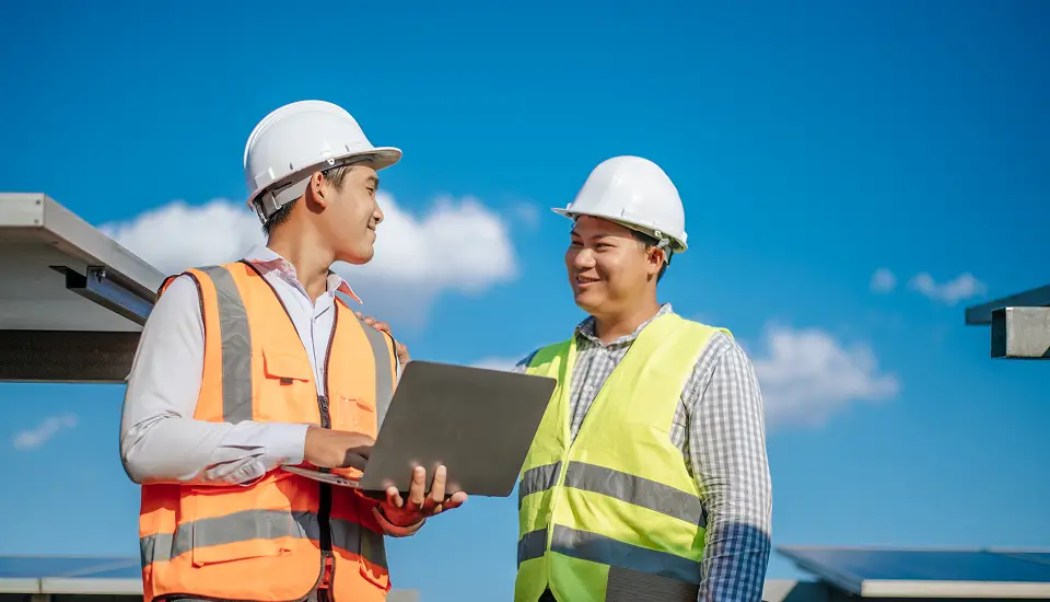 offshore engineer talking to his supervisor